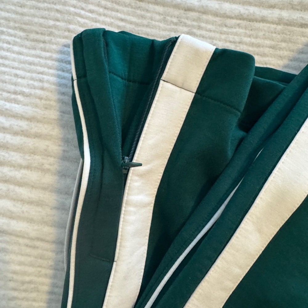 Women’s NWT Green Abercrombie YPB neoKNIT Pants with Cream Stripe - Picture 2 of 12